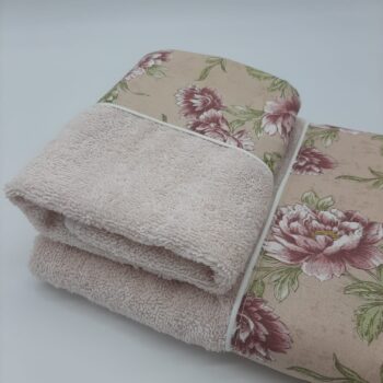 Coppia di asciugamani in spugna rosa con bordo floreale classico 1