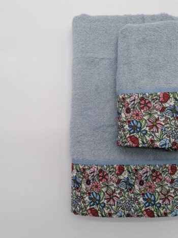 Coppia di asciugamani in spugna con bordo floreale azzurro